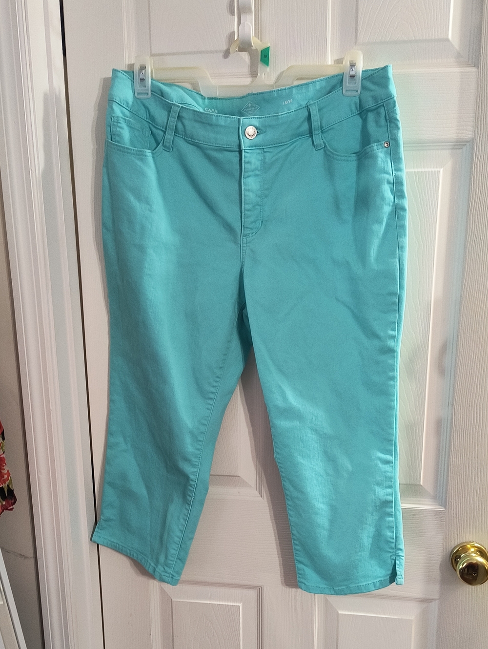 St. John's Bay Aqua Cropped Stretch Capris, Like New